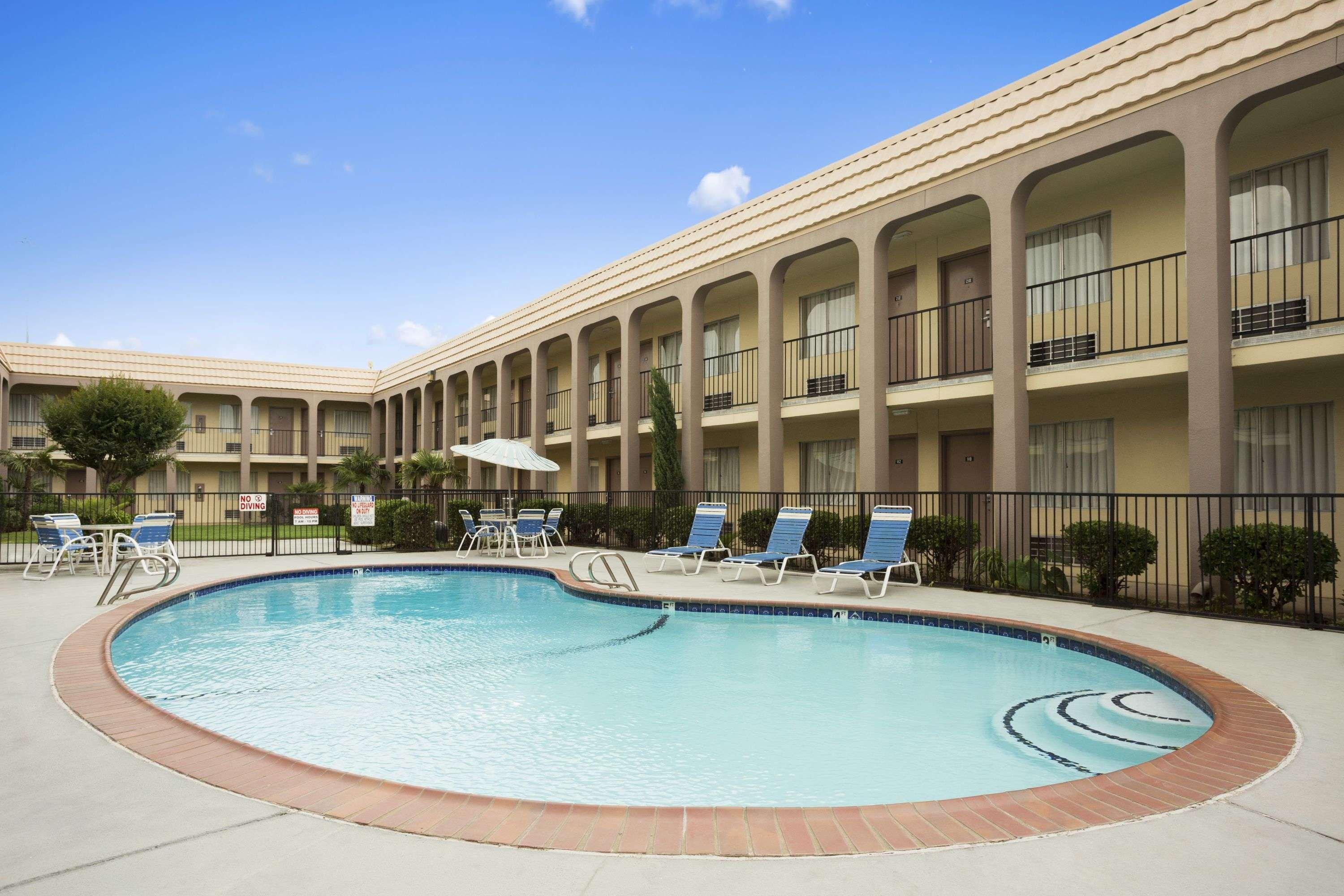 Days Inn By Wyndham Dallas Irving Bagian luar foto