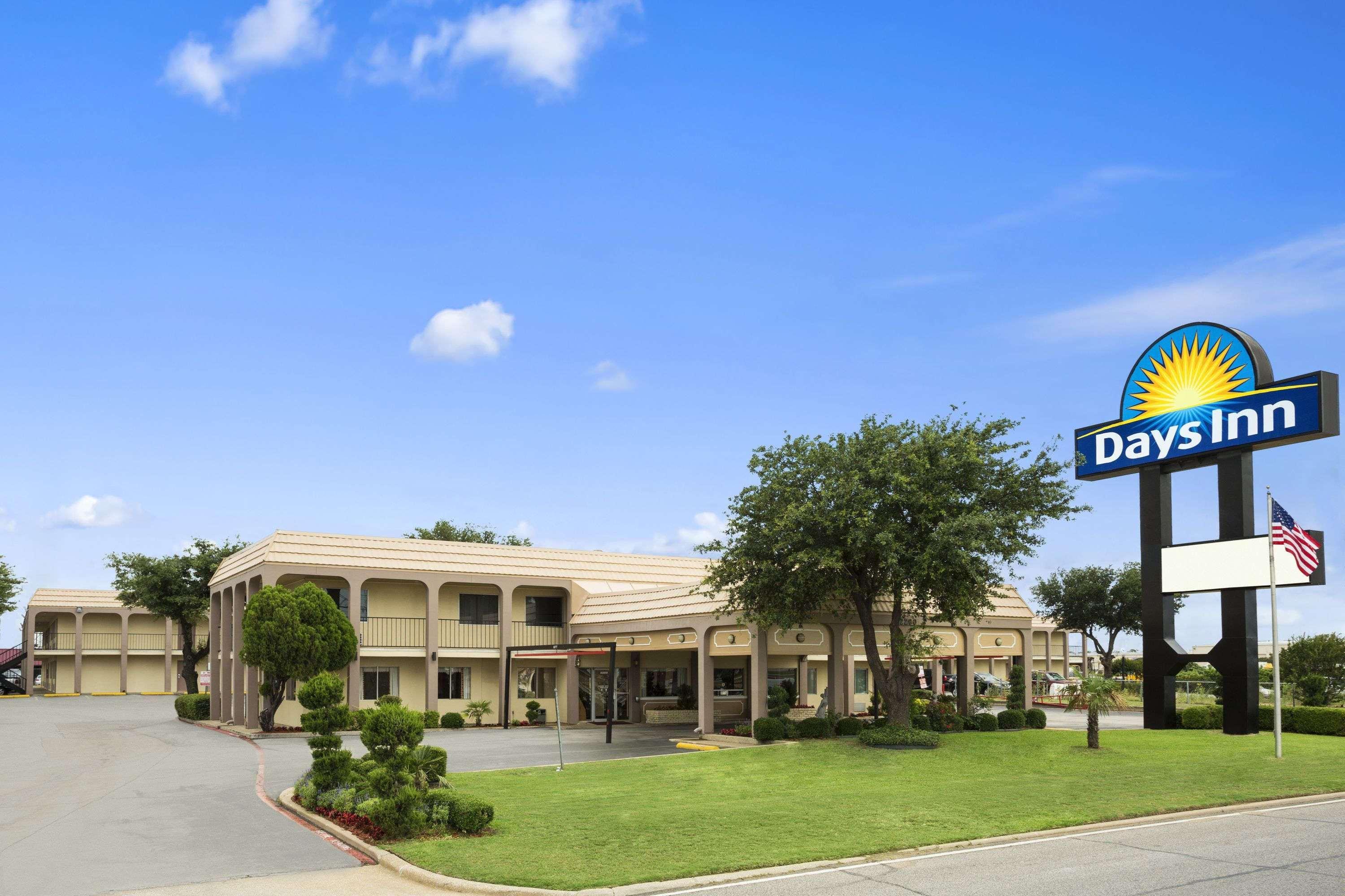 Days Inn By Wyndham Dallas Irving Bagian luar foto