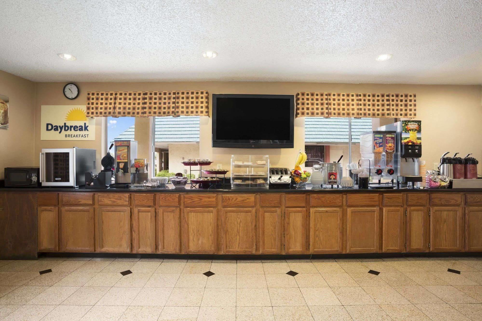Days Inn By Wyndham Dallas Irving Bagian luar foto