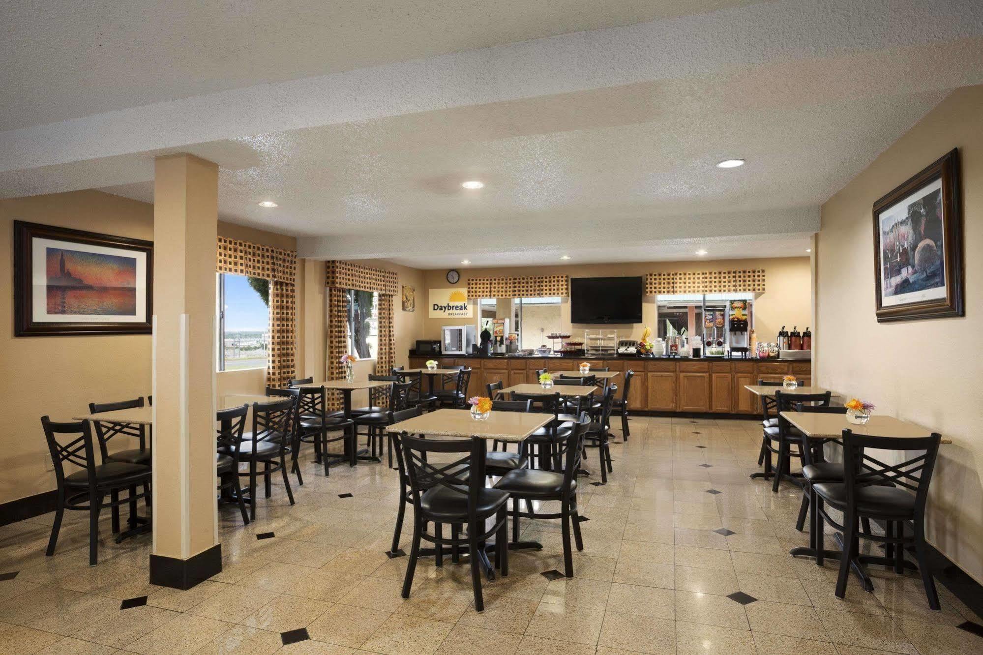 Days Inn By Wyndham Dallas Irving Bagian luar foto